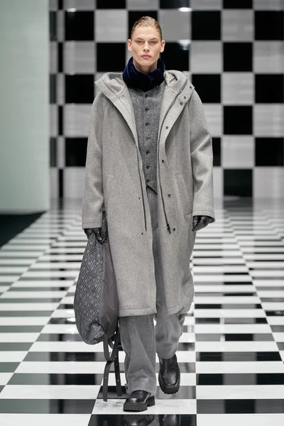 Look 18